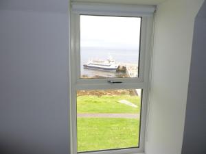 威克Portknockie - 1 Bed Room with Ensuite的享有水面上船只景致的窗户