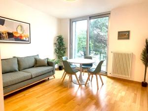 梅拉诺Kurhaus Apartment + parking的客厅配有沙发和桌椅
