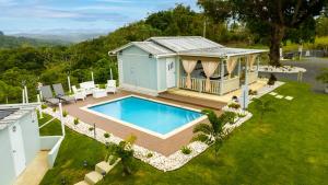 阿尼亚斯科Bello Amanecer Guest House with Private Pool的享有带游泳池的房屋的空中景致