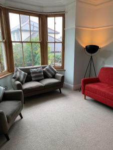 康威3 Newboro Terrace, Conwy的客厅配有两张沙发和一张红色沙发