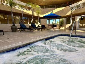 海豹滩太平洋旅馆的大楼中央的热水浴池