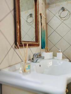卡拉马孔JAVA GEVA zen living的浴室水槽配有镜子和牙刷