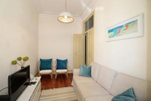 菲盖拉-达福什Casa 11 Cravos的客厅配有白色沙发和蓝色枕头。