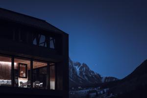 安泰塞尔瓦·迪·梅佐Amus Chalets Dolomites - Luxury Chalets South Tyrol的山景公寓 - 带椅子