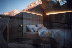 安泰塞尔瓦·迪·梅佐Amus Chalets Dolomites - Luxury Chalets South Tyrol的卧室配有一张床