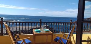 加拉奇科Marjul的海景阳台上的桌椅
