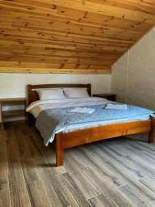 LisoveСадиба Бабина Лоза的木天花板的客房内的一张床位
