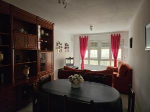 拉赫Apartamento en Laxe, Costa da Morte的客厅配有桌子和沙发