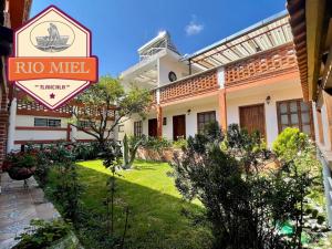 底拉斯卡拉Hotel RioMiel Tlaxcala的带有读取rio mitzilli的标志的建筑