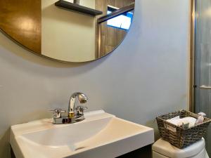 瓜达鲁佩镇Coquenas del Valle的一间带水槽和镜子的浴室