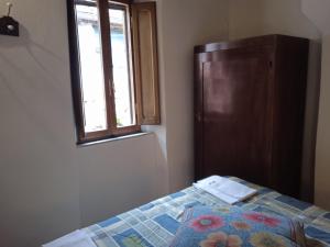 皮蒂利亚诺La casa di Daisy的一间卧室配有一张带窗户和梳妆台的床