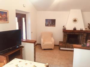 圣马力诺梦达公寓的客厅设有壁炉和椅子