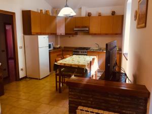 圣马力诺梦达公寓的厨房配有桌子和白色冰箱。
