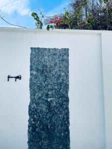 佩达西镇Casa de la Amor Casita的白色的墙,有岩石墙