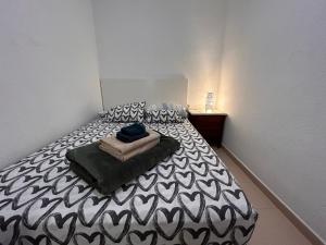 厄尔梅达诺Alquilaencanarias-Medano Lagos de Miramar I的一间卧室配有一张带黑白色棉被的床