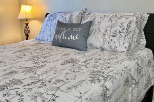 卡拉巴什Beaches & Restaurants, Sleep 6的一张带白色棉被和枕头的床