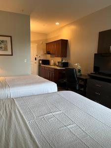 韦斯特切斯特Brinton Suites的酒店客房带两张床和厨房