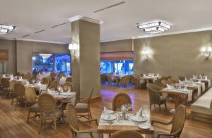 Akka Alinda Hotel - Premium Ultra All Inclusive餐厅或其他用餐的地方