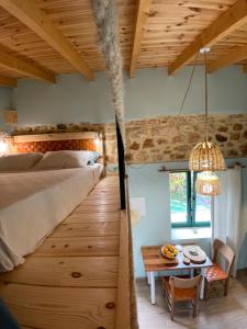 干尼亚Maria`s Peaceful Nest的一间卧室配有一张大床和一张桌子