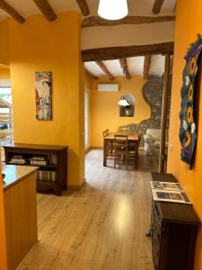 Ríudecañas卡尔佩德雷特乡村民宿的一间厨房和带黄色墙壁及桌子的用餐室