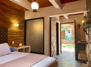底拉斯卡拉Hotel RioMiel Tlaxcala的一间卧室设有一张大床和一个壁炉