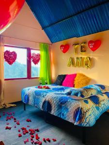 马尼萨莱斯El eden的卧室配有一张位于地板上的心床