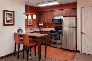 萨拉托加泉Residence Inn by Marriott Saratoga Springs的厨房配有木制橱柜和不锈钢用具