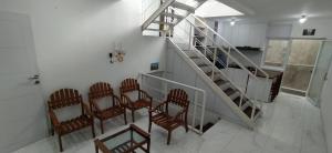 BonorejoRumah Bahagia 36的楼梯间里一组椅子