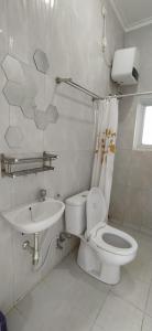 BonorejoRumah Bahagia 36的一间带卫生间和水槽的浴室