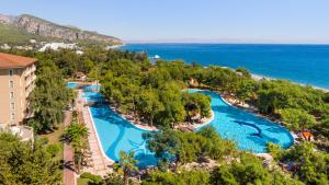 贝尔迪比Akka Antedon Hotel - Premium Ultra All Inclusive的享有度假村游泳池的空中景致
