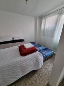 波哥大Aparta estudio bonito, independiente bien ubicado的一间卧室设有两张床和窗户。