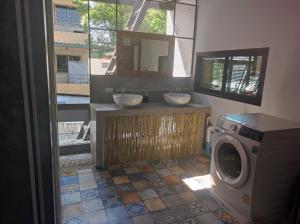 清迈TarTar & Nay Hostel的一间带两个盥洗盆和洗衣机的浴室