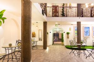 基多Suites Experience by Hotel David的大堂设有桌椅和楼梯。