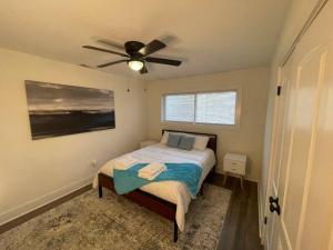 格林维尔Modern ~ Comfortable ~ Downtown, Queen beds, Bikes的一间卧室配有一张带吊扇的床