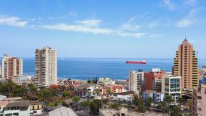 安托法加斯塔Departamento en Antofagasta 2D+1B FULL的享有拥有建筑和大海的城市美景