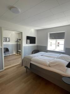 腓特烈港Annex的一间卧室设有一张大床和一个窗户。
