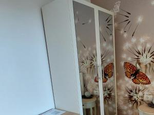 巴什卡沃达Apartman Saric K&M的墙上有蝴蝶的房间