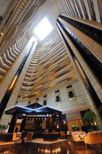 上海上海锦江汤臣洲际大酒店的一座带楼梯和桌椅的大型建筑