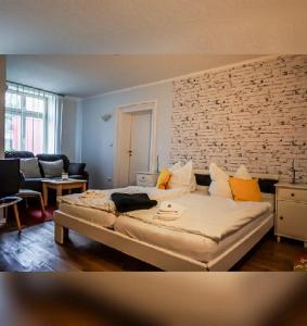 旧施韦林Hotelpension Pfarrhaus的一间卧室设有一张床和砖墙