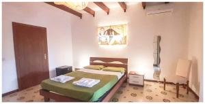 弗卡诺Villa il Glicine的一间卧室设有两张床,墙上挂着一幅画