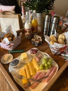 盖伦基兴RL Guesthouses的一张桌子,上面放着奶酪、葡萄和面包