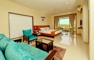 达博利Hotel Sadhana Executive的客厅配有沙发和1张床
