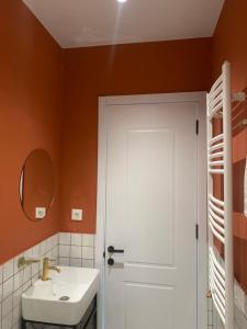 博尔若米Polifonia Inn Borjomi的一间带白色水槽和白色门的浴室