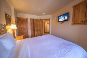 基斯通Red Hawk Lodge 2269的卧室配有一张床,墙上配有电视。