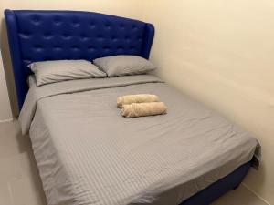 安吉利斯4 Bedroom Bungalow, Angeles City的一张带蓝色床头板的床,上面有种动物