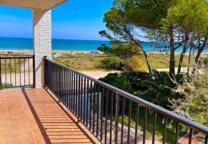 德尼亚Apartamento en primera línea de playa的享有海滩美景的阳台