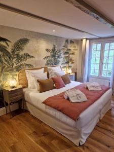 翁弗勒尔Au Moulin Saint Nicol - Honfleur的一间卧室,卧室内配有一张大床