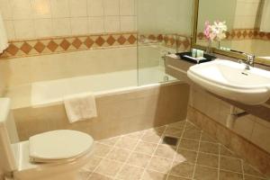 迪拜艾尔马纳尔公寓大酒店的浴室配有卫生间、盥洗盆和浴缸。