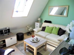 青斯特Ferienwohnungen/Ferienzimmer Seidel的客厅配有白色的沙发和桌子