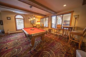 基斯通Red Hawk Lodge 2297的一间设有乒乓球桌的房间